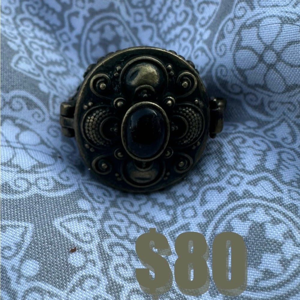 Elegant Black and Gold Women's Ring